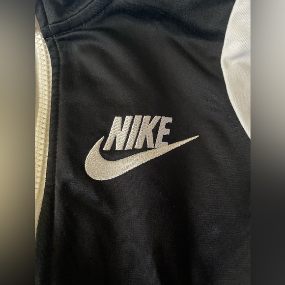 NIKE Jacket & Coats JUST DO IT.Size 4/5 YRS - Size S Toddler. - Picture 3 of 4